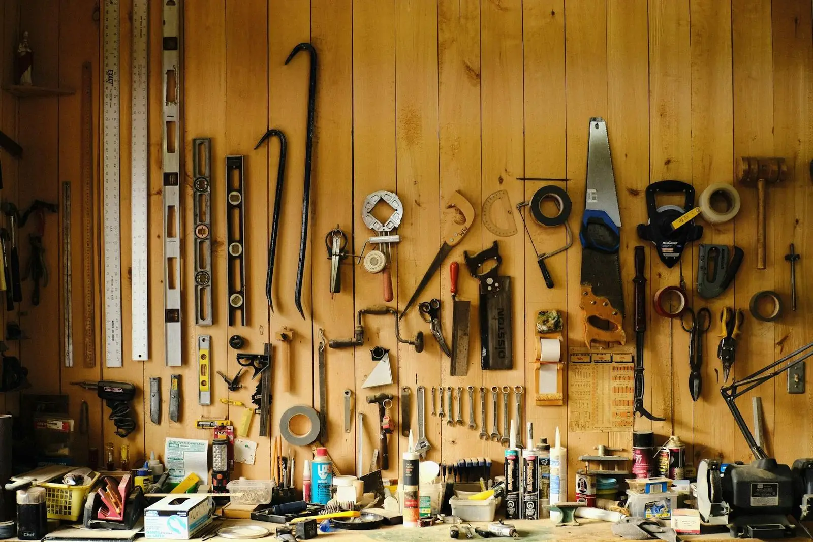 Mur d'outils dans un atelier de menuiserie